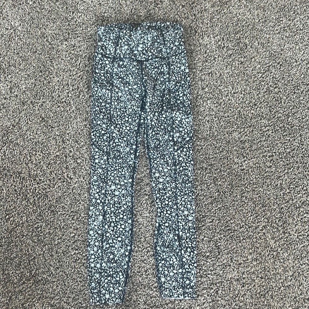 Lululemon leggings never worn black and white perfect condition